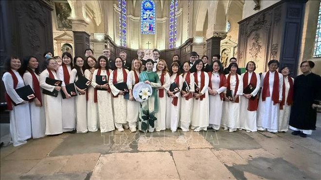 Un numéro de chant lors du concert. Photo : VNA 1-7883.jpg